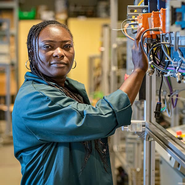 Technicienne en électromécanique