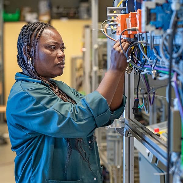 Technicienne en électromécanique